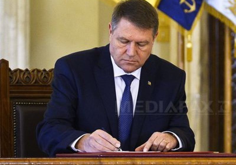DECRET: Iohannis promulgă actul normativ de completare a Legii privind restituirea imobilelor luate abuziv