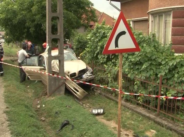 HIDEAGA: Un şofer a intrat cu maşina într-un stâlp din cauza vitezei excesive