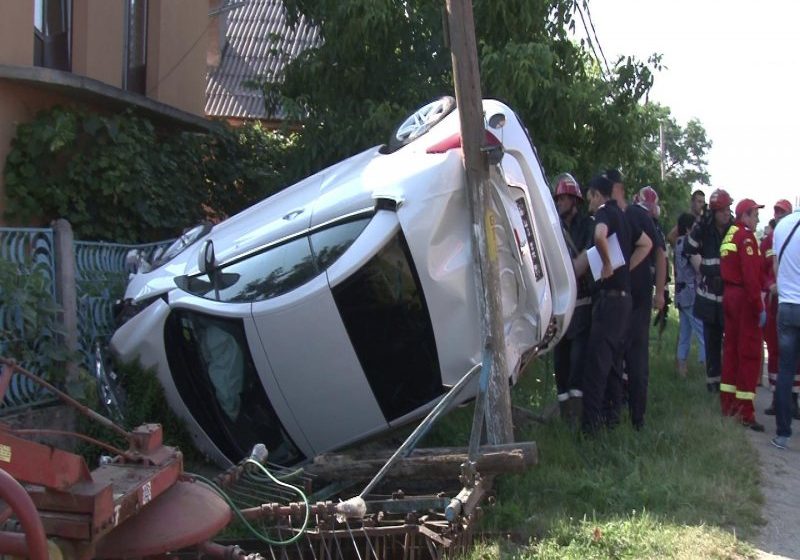 SĂCĂLĂŞENI: Maşină răsturnată în centrul comunei. Accidentul nu s-a soldat cu victime