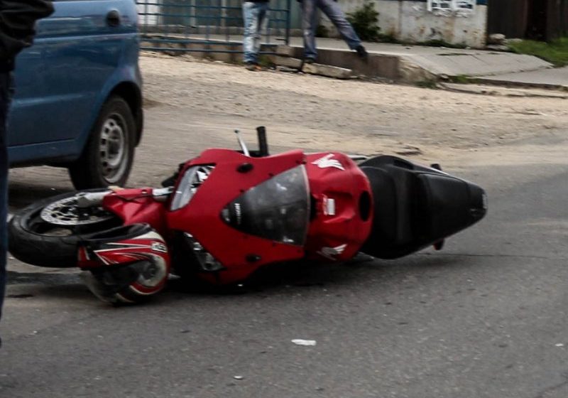 TRAGEDIE: Un tânăr de 24 de ani a murit după ce a intrat cu motocicleta într-un tractor