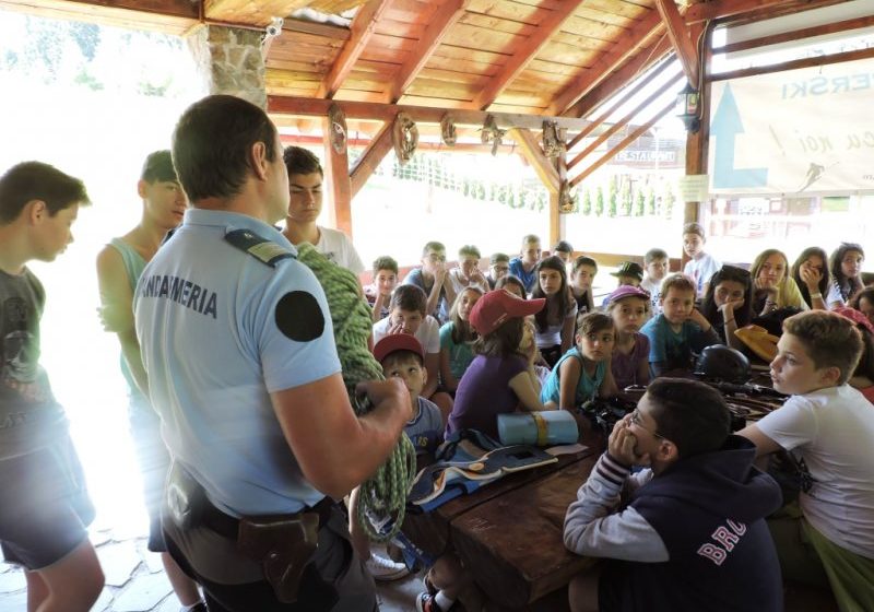 CAVNIC: Jandarmii montani au desfăşurat diverse activităţi împreună cu un grup de copii aflaţi în tabăra de vară CAVNIC: Jandarmii montani au desfăşurat diverse activităţi împreună cu un grup de copii aflaţi în tabăra de vară