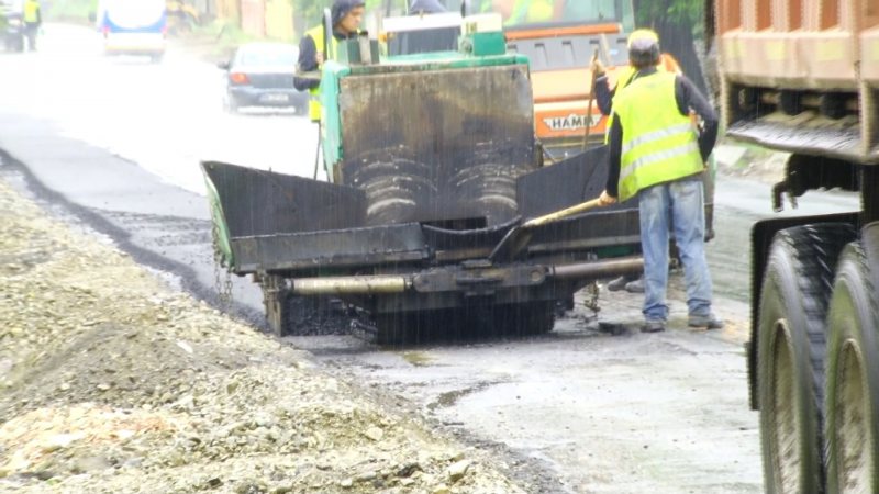 SIGHET: Cei care se ocupă de lucrările la DN 18 asfaltează chiar şi pe ploaie SIGHET: Cei care se ocupă de lucrările la DN 18 asfaltează chiar şi pe ploaie