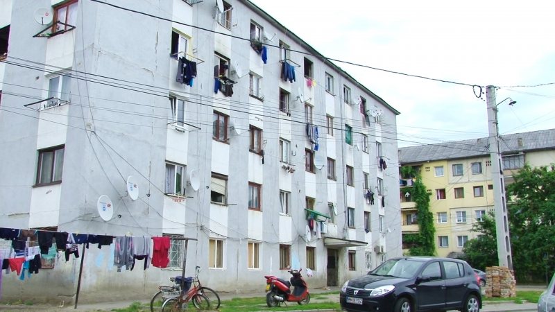 SIGHET: Locuitorii din cartierul Cuza Vodă sunt speriați de scandalagiii care s-au stabilit acolo pe vremea altei administrații, cumpărând garsoniere la prețuri de nimic SIGHET: Locuitorii din cartierul Cuza Vodă sunt speriați de scandalagiii care s-au stabilit acolo pe vremea altei administrații, cumpărând garsoniere la prețuri de nimic