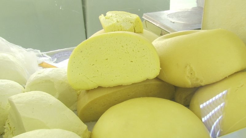 SIGHET: Producătorii de lactate se plâng că, deși au lăsat din preț, tot nu își pot vinde marfa SIGHET: Producătorii de lactate se plâng că, deși au lăsat din preț, tot nu își pot vinde marfa