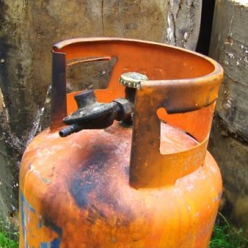 Una dintre victimele exploziei de ieri a unei butelii în Leordina a murit