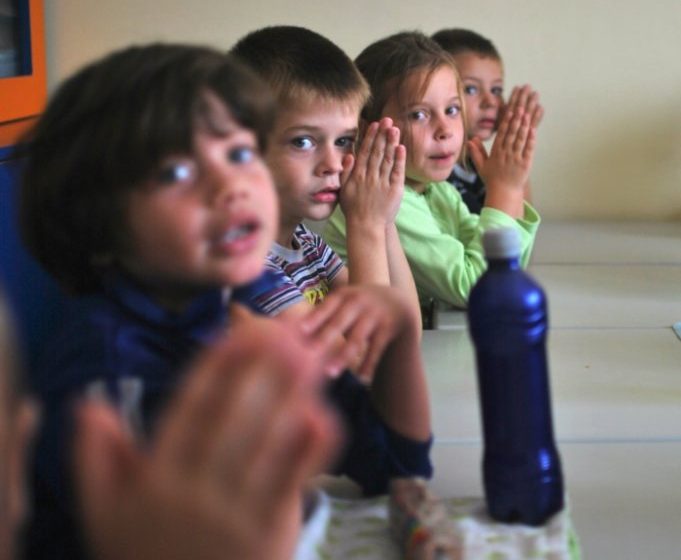 SIGHET: Copiii care provin din familii defavorizate şi frecventează învăţământul preşcolar ar putea beneficia de tichete valorice lunare în cuantum de 50 de lei