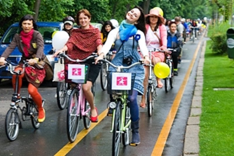 REPORTAJUL ZILEI: Peste 350 de doamne şi domnişoare s-au plimbat prin Baia Mare pe biciclete, purtând rochiţe REPORTAJUL ZILEI: Peste 350 de doamne şi domnişoare s-au plimbat prin Baia Mare pe biciclete, purtând rochiţe