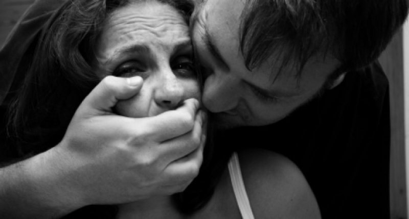 VIȘEU DE SUS: O femeie de 33 de ani a fost violată. Suspectul a fost arestat preventiv VIȘEU DE SUS: O femeie de 33 de ani a fost violată. Suspectul a fost arestat preventiv