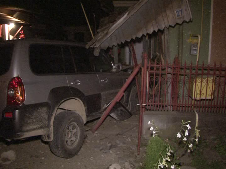 ACCIDENT: Viteză şi alcool. Un tânăr s-a oprit cu maşina în peretele unei case (FOTO)