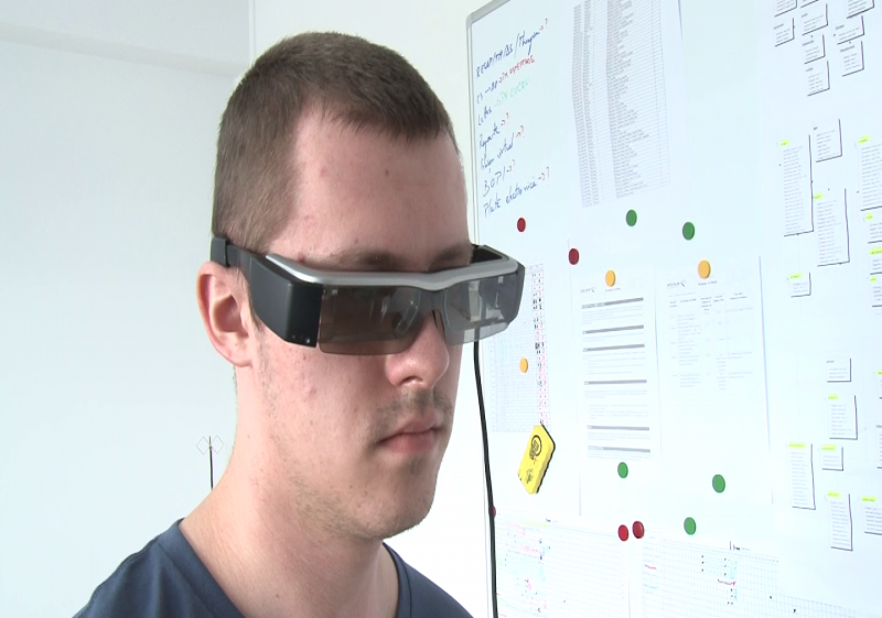 REPORTAJUL ZILEI: Asistenţă la distanţă, cu ajutorul ochelarilor inteligenţi