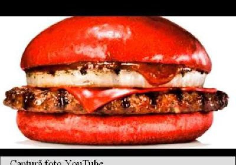 FAST FOOD: Burger King din Japonia a lansat hamburgerul de culoarea roșie