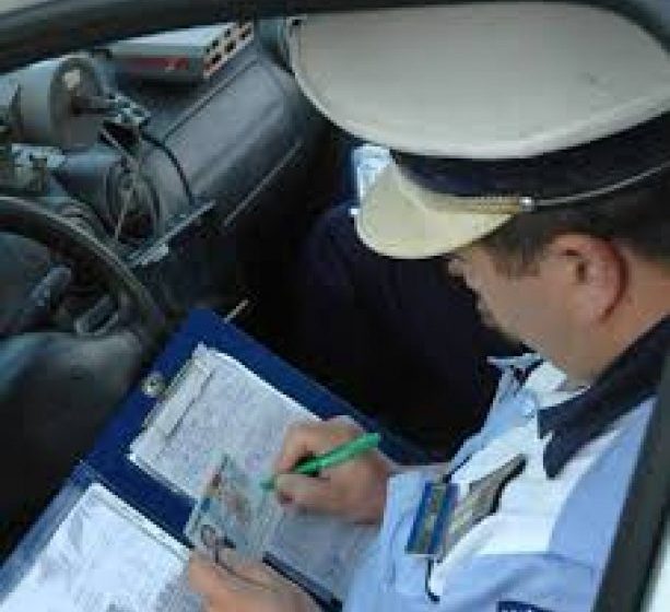 MARAMUREŞ: Un borşean de 21 de ani şi un sighetean de 64 de ani sunt cercetaţi de poliţişti pentru comiterea de infracţiuni la regimul circulaţiei pe drumurile publice