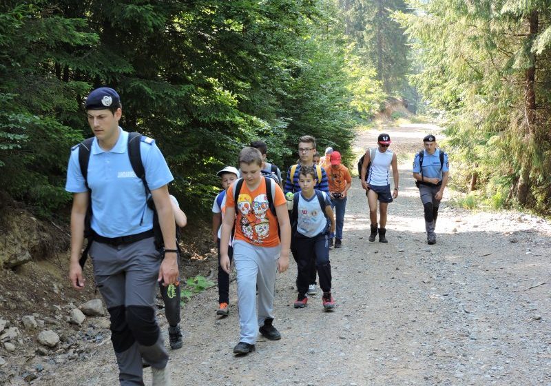 CAVNIC: Zilele trecute, reprezentanţii Postului de jandarmi Montan Cavnic au petrecut câteva ore în compania unui grup de 10 copii aflaţi în tabăra de vară CAVNIC: Zilele trecute, reprezentanţii Postului de jandarmi Montan Cavnic au petrecut câteva ore în compania unui grup de 10 copii aflaţi în tabăra de vară