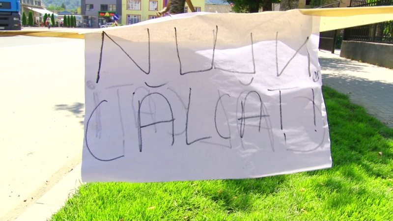 SIGHET: Cetăţenii sunt atenţionaţi să nu mai calce pe spaţiile verzi recent amenajate SIGHET: Cetăţenii sunt atenţionaţi să nu mai calce pe spaţiile verzi recent amenajate