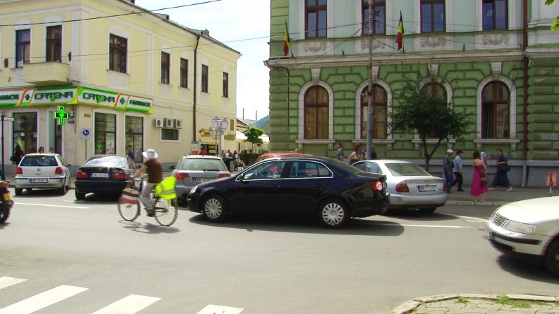 TUPEU FĂRĂ MARGINI: Un sighetean și-a parcat aiurea mașina, fără să-i pese defel că a blocat alte autoturisme preț de vreun sfert de oră TUPEU FĂRĂ MARGINI: Un sighetean și-a parcat aiurea mașina, fără să-i pese defel că a blocat alte autoturisme preț de vreun sfert de oră