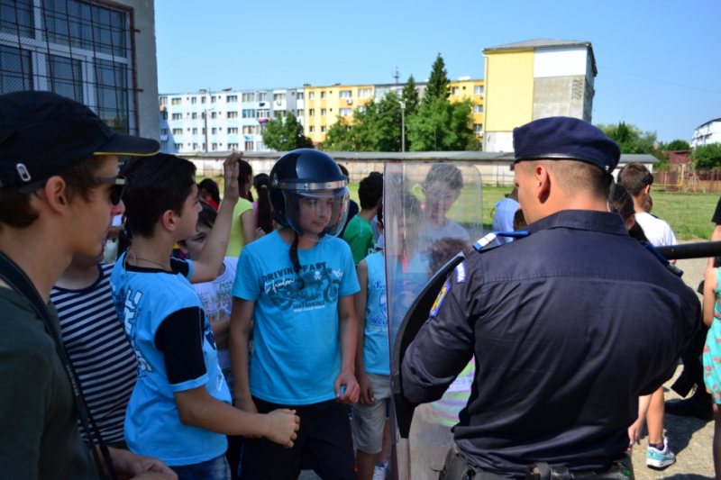 MARAMUREŞ: Jandarmii maramureşeni parteneri în cadrul proiectului educaţional „Prietenii mei în uniformă” MARAMUREŞ: Jandarmii maramureşeni parteneri în cadrul proiectului educaţional „Prietenii mei în uniformă”