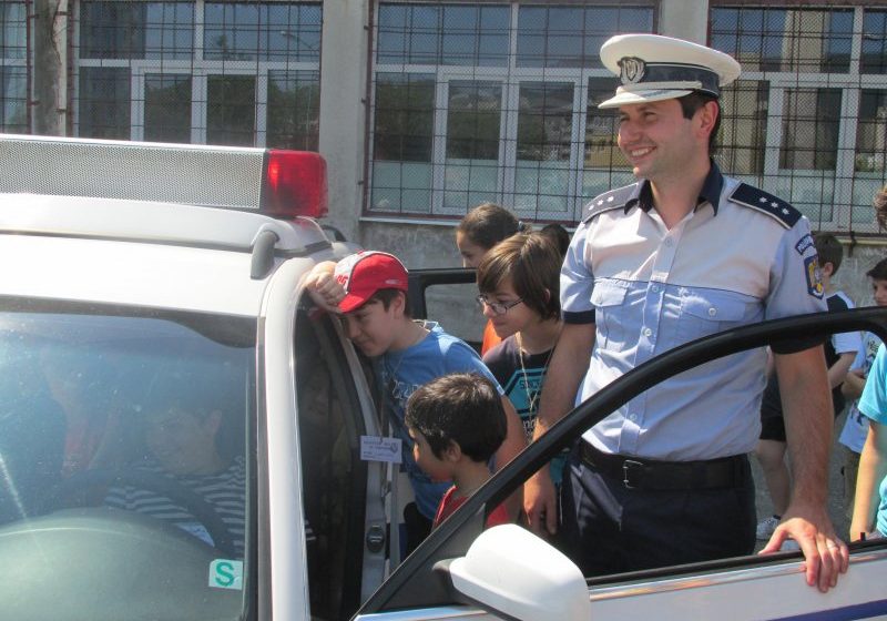 BAIA MARE: În aceste zile se desfăşoară Proiectul "Prietenii mei în uniformă", derulat de Palatul copiilor în parteneriat cu IPJ Maramureş BAIA MARE: În aceste zile se desfăşoară Proiectul "Prietenii mei în uniformă", derulat de Palatul copiilor în parteneriat cu IPJ Maramureş