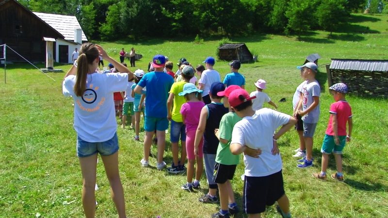 SIGHET: Zeci de copii își petrec vacanța la Muzeul Satului Maramureșean fără calculator, tabletă sau televizor SIGHET: Zeci de copii își petrec vacanța la Muzeul Satului Maramureșean fără calculator, tabletă sau televizor