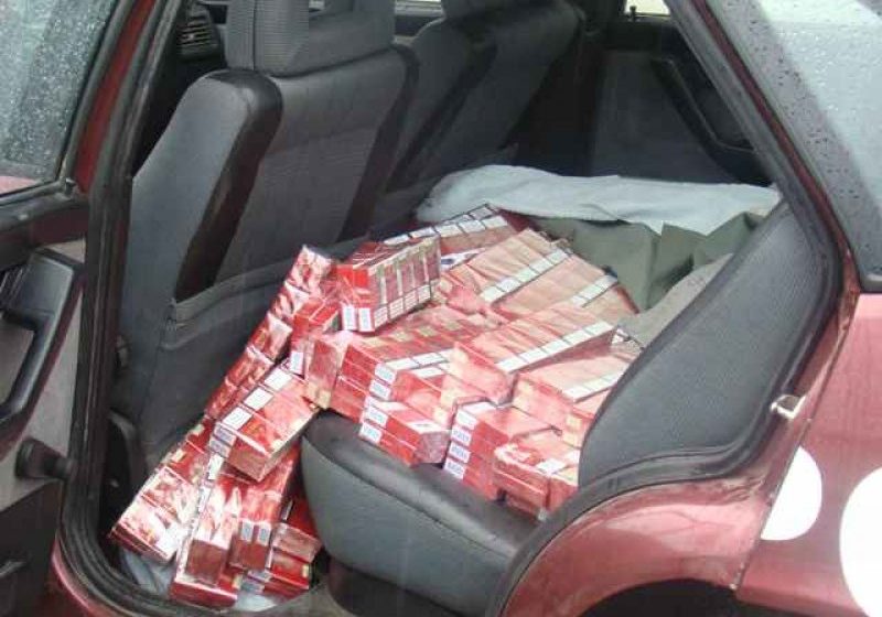 RONA DE SUS: Aproximativ 15.000 de pachete cu ţigări de contrabandă ascune într-un autoturism, au fost găsite de poliţişti
