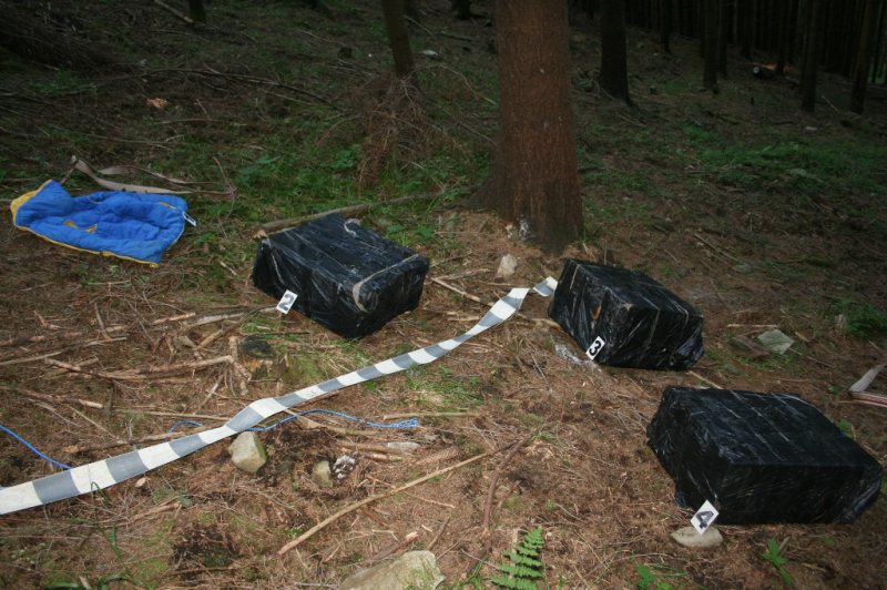 SUCEAVA: 15.000 pachete de ţigări confiscate de poliţiştii de frontieră SUCEAVA: 15.000 pachete de ţigări confiscate de poliţiştii de frontieră