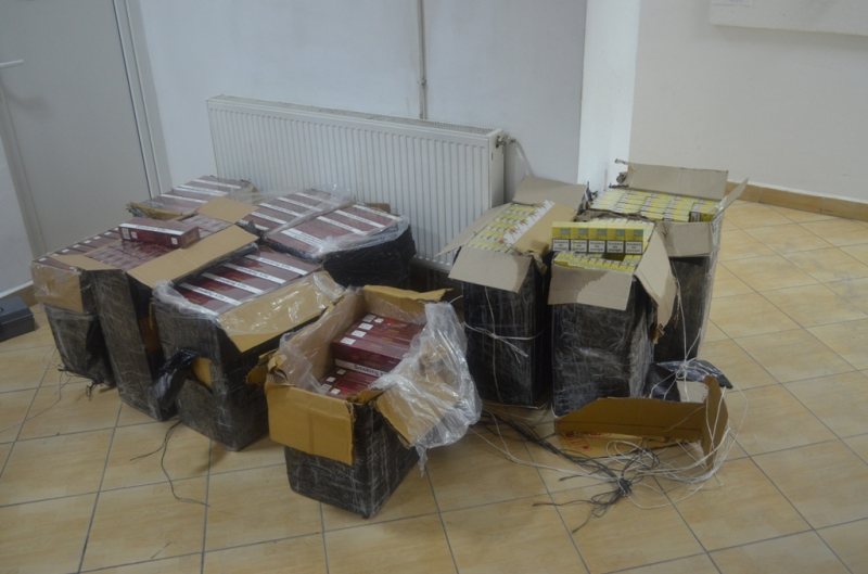 CONTRABANDĂ: Peste 12.000 de pachete cu ţigări confiscate şi 6 focuri de avertisment pentru prinderea contrabandiştilor CONTRABANDĂ: Peste 12.000 de pachete cu ţigări confiscate şi 6 focuri de avertisment pentru prinderea contrabandiştilor