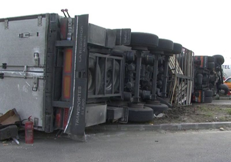 MARAMUREŞ: Un camion s-a răsturnat în satul Mesteacăn, la ieşirea spre Dej