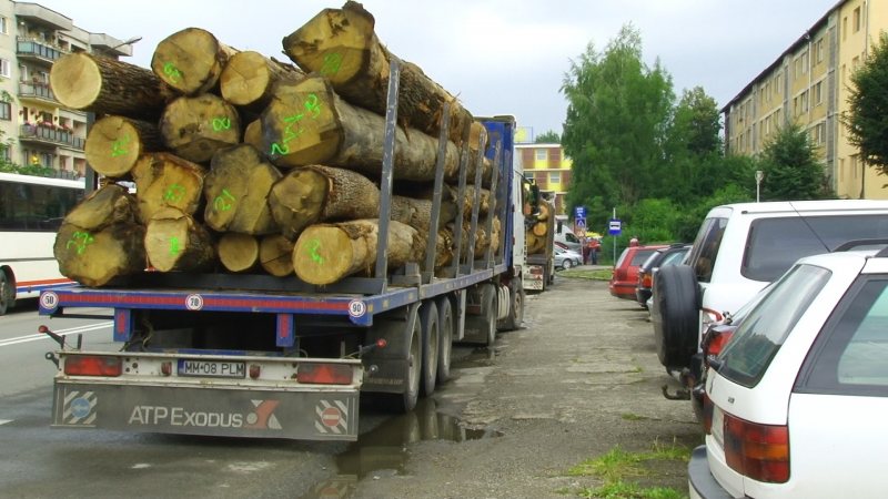 SIGHET: Numeroase TIR-uri parchează zilnic în cartierul Unirii. Locuitorii sunt revoltaţi SIGHET: Numeroase TIR-uri parchează zilnic în cartierul Unirii. Locuitorii sunt revoltaţi