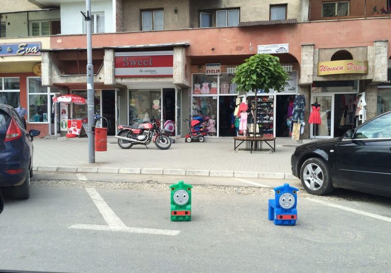 SIGHET: O nouă metodă de ocupare a locurilor de parcare: „trenuleţul din desene”