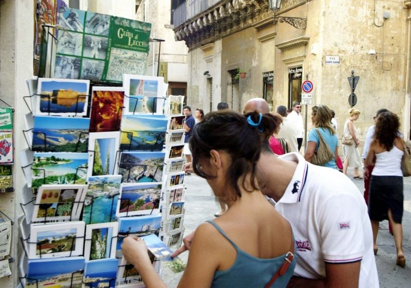 INS: Peste 800.000 de turiști înregistrați în structurile de primire turistică, în mai; 26,4% au fost străini