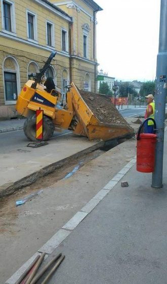 SIGHET: Ca la noi, la nimeni! Un utilaj al firmei TCM Nord s-a răsturnat în plin centru