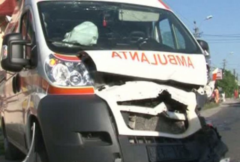 BUZĂU: Accident grav în care a fost implicată şi o Ambulanţă BUZĂU: Accident grav în care a fost implicată şi o Ambulanţă