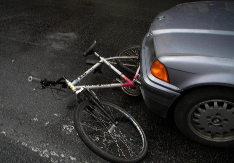 SIGHET: O femeie de 58 de ani care mergea cu bicicleta a fost accidentată de un şofer neatent