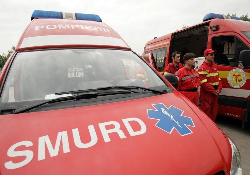 ACCIDENT GRAV: Zece persoane au fost rănite după ce un microbuz s-a ciocnit cu un autoturism. Cinci răniţi sunt în stare gravă