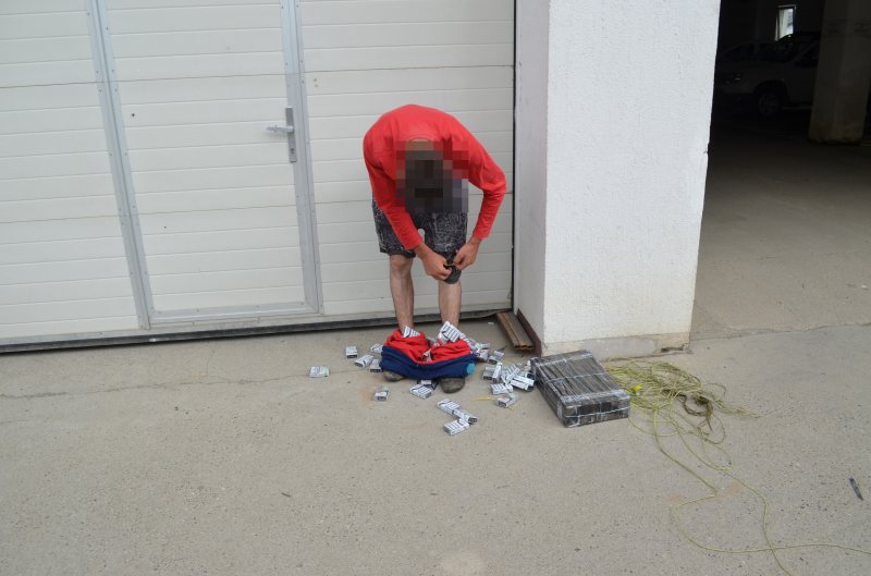 CONTRABANDĂ: Un bărbat a vrut să treacă frontiera cu 200 de pachete cu ţigări ascunse sub haine CONTRABANDĂ: Un bărbat a vrut să treacă frontiera cu 200 de pachete cu ţigări ascunse sub haine
