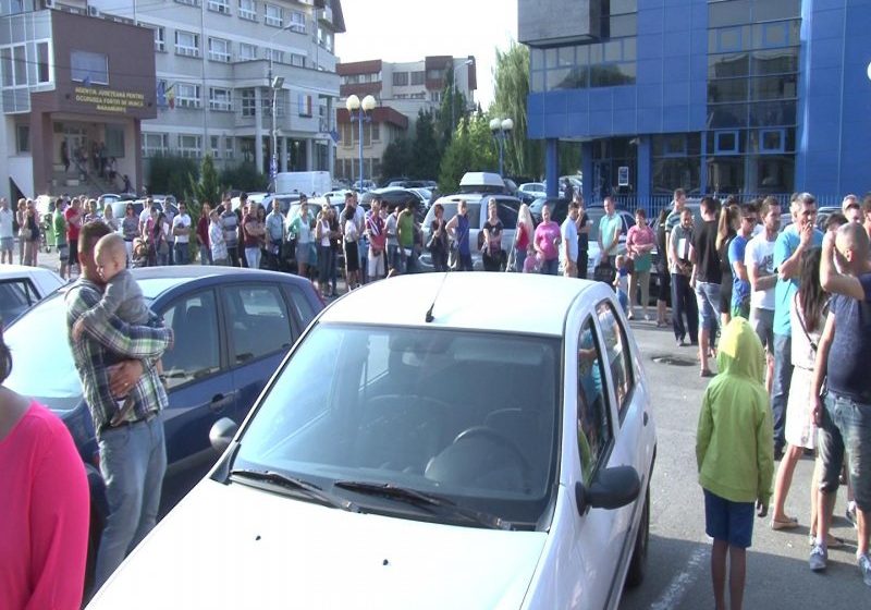 MARAMUREȘ: Cozi interminabile la pașapoarte, solicitanții se duc cu noaptea-n cap ca să-și rezolve actele
