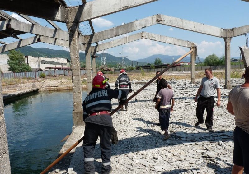 PERSOANĂ ÎNECATĂ: Un tânăr de 21 de ani s-a scăldat într-un bazin cu apă şi a murit (FOTO)