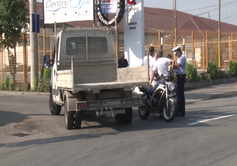 BAIA MARE: Un motociclist a fost rănit de o mașină din cauză că șoferul nu a acordat prioritate