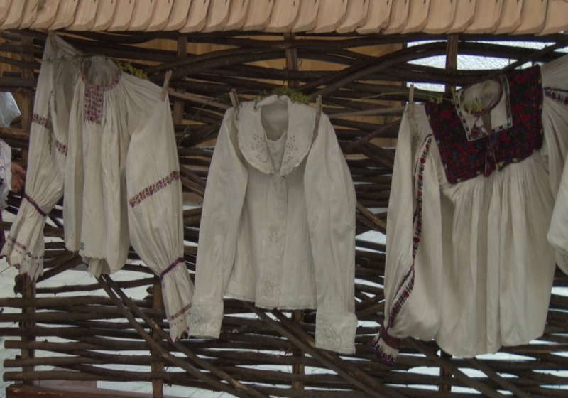 REPORTAJUL ZILEI: Cu acul în mână, de o viaţă. Află povestea Ilenei Şandor din Ocna Şugatag
