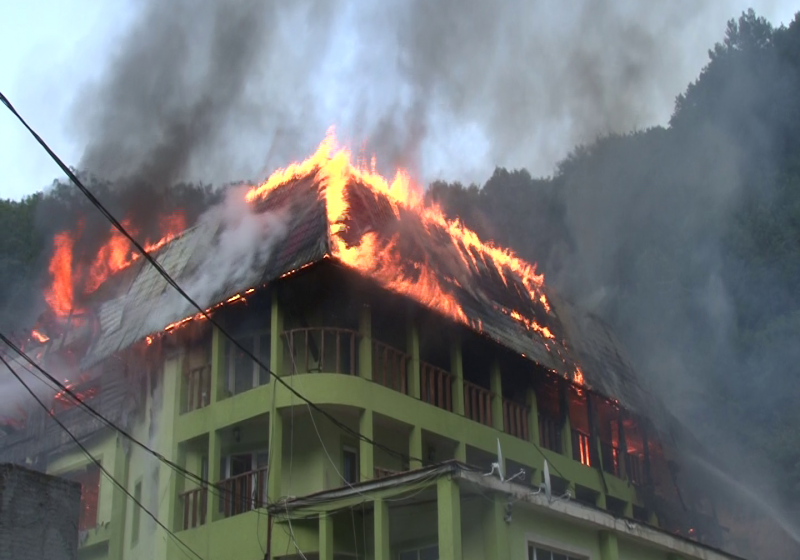 INCENDIU VIOLENT: Imobilul lui Şoricelu’, de pe Valea Usturoiului, distrus aproape în totalitate (FOTO)