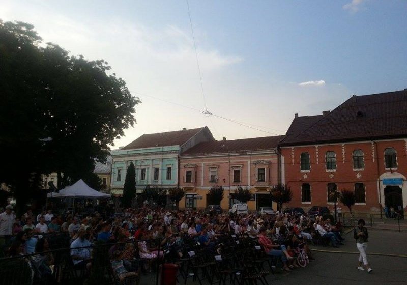 SIGHET: Sute de sigheteni asistă la cea de-a treia ediţie a Galei Folk