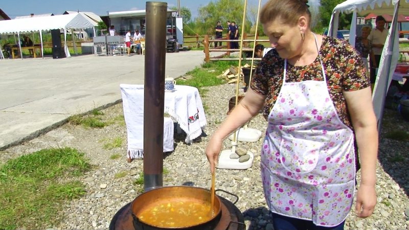 OCNA ȘUGATAG: Voie bună și mâncare de nota zece la Festivalul gulașului OCNA ȘUGATAG: Voie bună și mâncare de nota zece la Festivalul gulașului