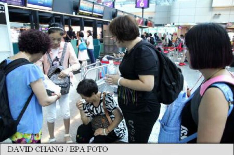 BEIJING: O pasageră chineză a băut în aeroport o sticlă de coniac pe care nu avea voie să o ducă în avion BEIJING: O pasageră chineză a băut în aeroport o sticlă de coniac pe care nu avea voie să o ducă în avion