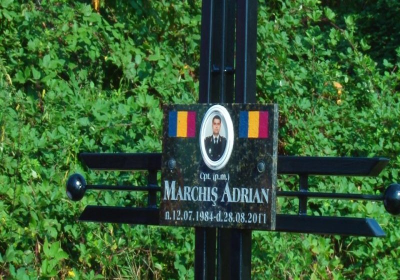 BAIA MARE: Rugăciuni, flori și candele aprinse în memoria lui Adrian Marchiș, pompierul care a murit în misiune