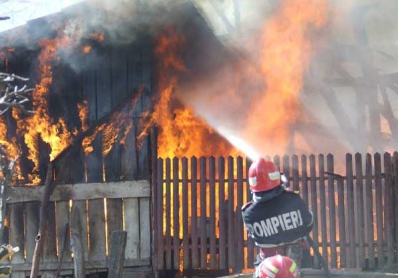 MARAMUREŞ: Pompierii maramureşeni au intervenit, în acest weekend, la stingerea a şase incendii