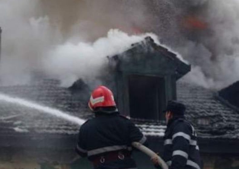 HĂRNICEŞTI: Acoperişul unei case a luat foc. Flăcările s-au extins şi la o anexă din apropiere