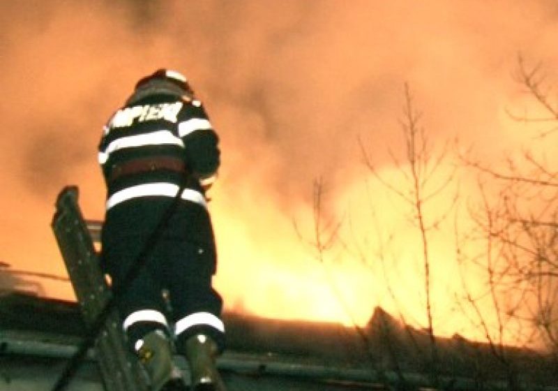 ȘINDREȘTI: Suspectat că și-a dat foc casei, după ce și-a amenințat sora că îi va arde gospodăria ȘINDREȘTI: Suspectat că și-a dat foc casei, după ce și-a amenințat sora că îi va arde gospodăria