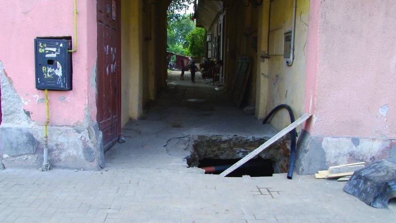 SIGHET: Nouă familii care locuiesc pe strada Ioan Mihalyi de Apşa cer sprijin pentru a li se rezolva problema beciului după lucrările la rețeaua de apă SIGHET: Nouă familii care locuiesc pe strada Ioan Mihalyi de Apşa cer sprijin pentru a li se rezolva problema beciului după lucrările la rețeaua de apă