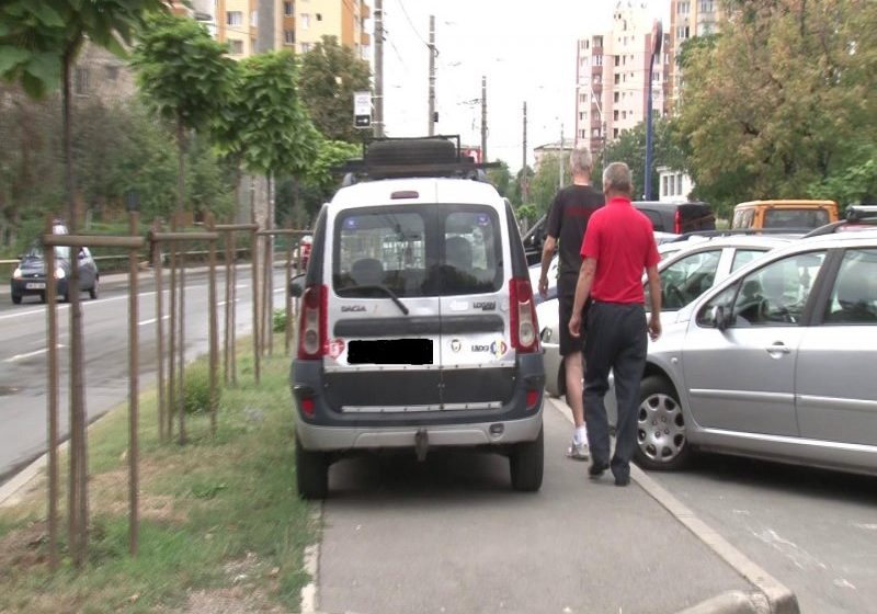 BAIA MARE: Unii s-au obișnuit să parcheze pe trotuar, așa încât pietonii ajung să circule ei pe carosabil ca să ocolească mașinile