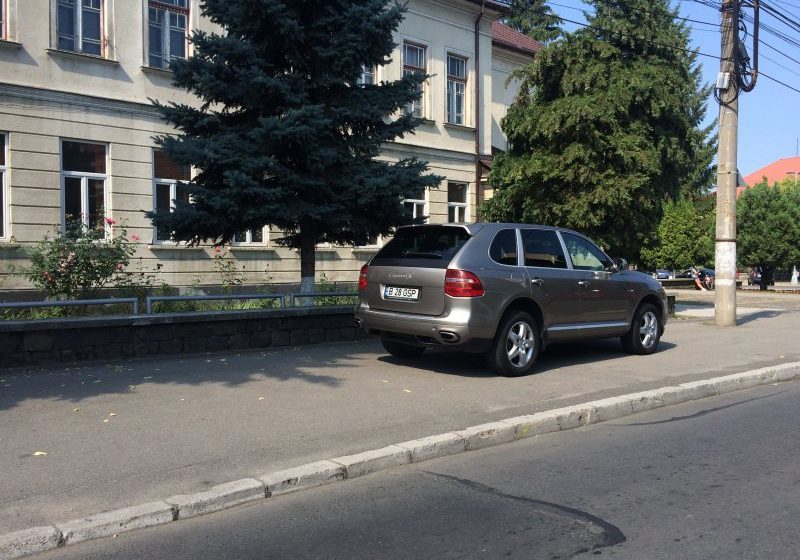 Alo, poliția locală? Asta-i parcare regulamentară în fața liceului? Alo, poliția locală? Asta-i parcare regulamentară în fața liceului?