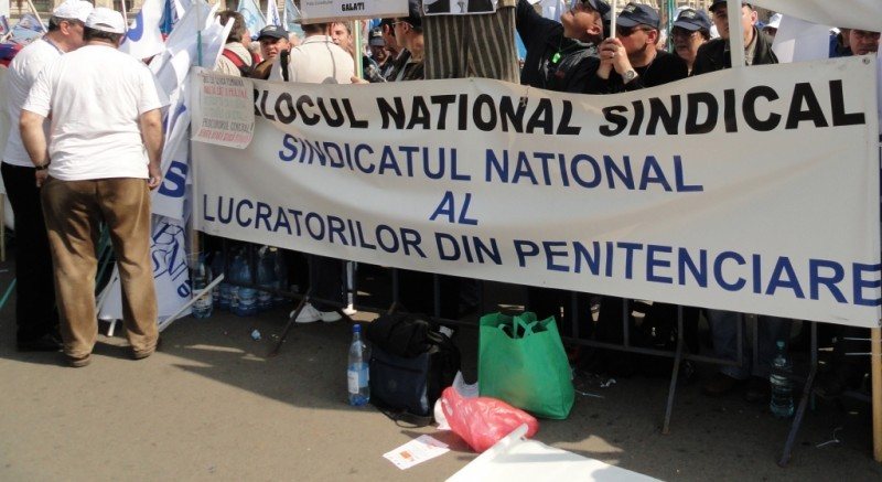 PROTESTE: Aproximativ 250 de sindicaliști din penitenciare participă la mitingul din fața Ministerului Justiției PROTESTE: Aproximativ 250 de sindicaliști din penitenciare participă la mitingul din fața Ministerului Justiției